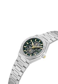 Reloj de acero inoxidable plateado con una esfera de patrón verde y negro, acentos dorados y una elegante caja octagonal con pulsera de eslabones.