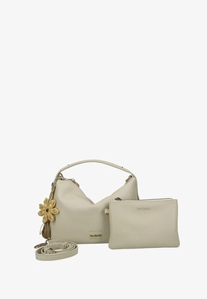 Sac à main en cuir beige avec une poignée courte, une bandoulière amovible, un pompon floral et une pochette assortie zippée avec le logo de la marque.