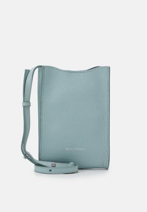 Kleine lichtblauwe leren crossbodytas met verstelbare band en subtiel geperst logo aan de voorkant.