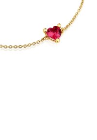 Collar de cadena de oro con una gema rosa en forma de corazón, asegurada por cuatro garras de oro, con un diseño de eslabones finos.