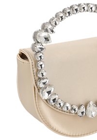 Beige Satin-Handtasche mit gebogener Form, verziert mit einem klaren Kristallgriff, der verschiedene tropfenförmige und runde Steine aufweist.