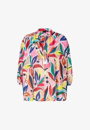 Farbige Bluse mit einem floralen Muster in lebhaften Schattierungen von Pink, Grün, Blau und Orange, mit einem runden Halsausschnitt und dreiviertel Ärmeln.