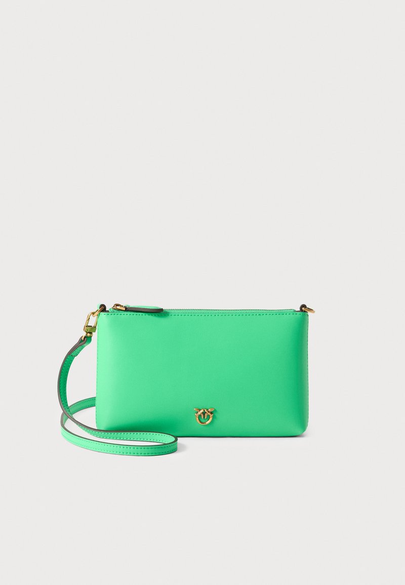Groene leren crossbody tas met een ritssluiting, slanke vorm en gouden logo-detail. Beschikt over een verstelbare schouderband en een soepele textuur.