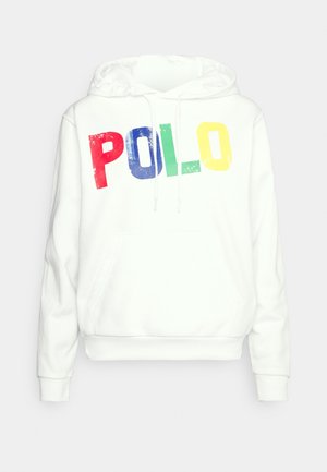 Sweat à capuche blanc avec poche ventrale avant et grand texte "POLO" usé en rouge, bleu, vert et jaune sur la poitrine.