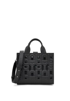 Sac à main en cuir noir avec motif géométrique embossé, poignées supérieures et bandoulière réglable sur fond blanc.