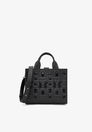Sac à main en cuir noir avec motif géométrique embossé, poignées supérieures et bandoulière réglable sur fond blanc.
