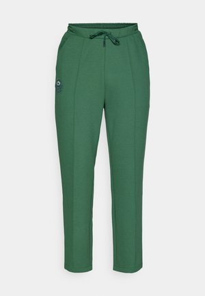 Pantaloni tuta verde realizzati in un morbido tessuto misto cotone, caratterizzati da una vita elastica con cordino, tasche laterali e un logo sulla coscia.