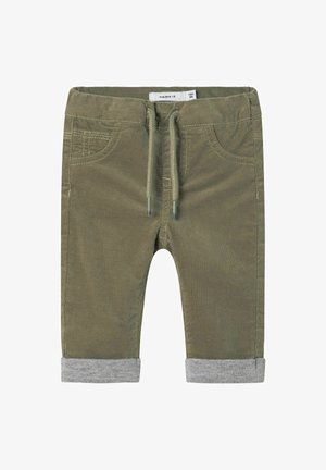 Pantalones cortos de corduroy verde oliva con cintura ajustable, dobladillos de tela gris, y bolsillos frontales con detalles de costura.