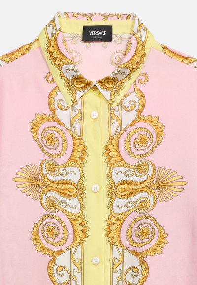 Μεταξωτό πουκάμισο Versace με ροζ βάση, κίτρινο περίτεχνο μπαρόκ σχέδιο, κούμπωμα με κουμπιά μπροστά και κλασικό γιακά, κατασκευασμένο στην Ιταλία.