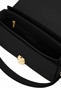 Borsa a mano in pelle nera con una chiusura dorata, dotata di un ampio interno che include una tasca con zip e una texture liscia.