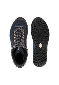 Stivali da trekking a metà caviglia in suede blu navy con suola in gomma nera. Presentano occhielli in metallo e lacci arancioni. Suola testurizzata con modelli di grip prominenti.