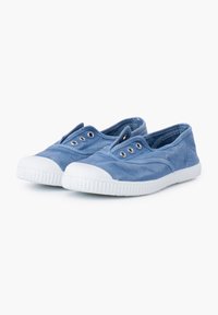 Baskets en toile à enfiler de couleur bleu clair avec une surface texturée, semelles en caoutchouc blanches et œillets en métal. Bout arrondi avec embout renforcé.