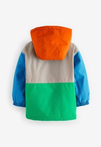 Chaqueta colorida con capucha naranja, sección superior gris, sección inferior verde y mangas azules con puños elásticos. Textura suave.