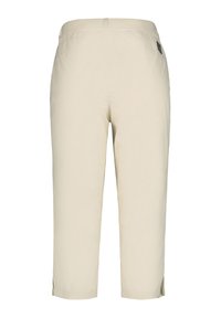 Beige korta byxor med en slät textur, featuring en knappdetalj vid fållen och en bakficka. Tillverkade av ett lätt material.