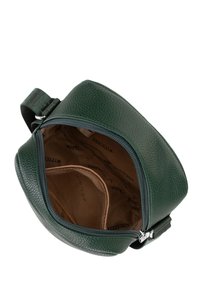 Borsa rotonda in pelle verde testurizzata con apertura con zip. L'interno presenta una fodera marrone chiaro e scomparti per l'organizzazione. Tracolla regolabile.