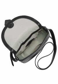 Sac bandoulière en cuir noir avec une texture lisse, fermeture par rabat supérieur et doublure intérieure beige. Bandoulière réglable pour plus de commodité.