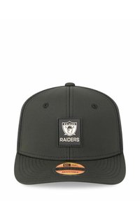 Schwarze verstellbare Kappe mit einem gebogenen Schirm und einem quadratischen Logopatch, der ein Raiders-Wappen zeigt. Hergestellt aus glattem Stoff mit gestickten Akzenten.