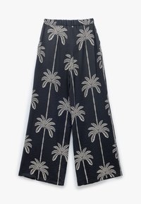 Wijdvallende broek van donkerblauwe stof, met een wit palmbomenpatroon. Elastische tailleband, gestructureerd oppervlak en losse pasvorm.