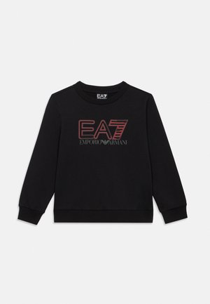 Sweat-shirt noir à manches longues avec le logo "EA7 Emporio Armani" en rouge et blanc centré sur la poitrine, et des poignets et une taille côtelés.