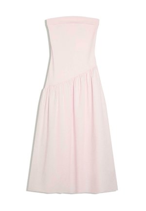 Robe midi rose pâle sans bretelles avec un corsage ajusté et un détail de jupe asymétrique plissée.
