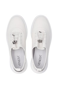 Witte sneakers met een soepel leren bovenwerk en een elastisch vetersysteem, voorzien van een gevoerde zool en een minimalistisch ontwerp.
