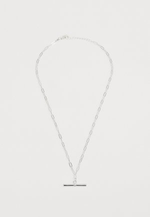 Sølv halskæde med aflange kædelinks og en slank stangvedhæng, der har en glat overflade og poleret finish. Justerbar lås.