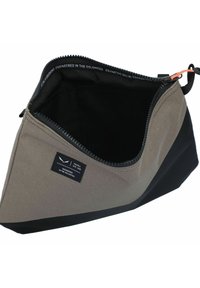 Funda de tela gris y negra con forma triangular, cierre de cremallera y etiqueta de la marca. El interior es negro, con costuras reforzadas.