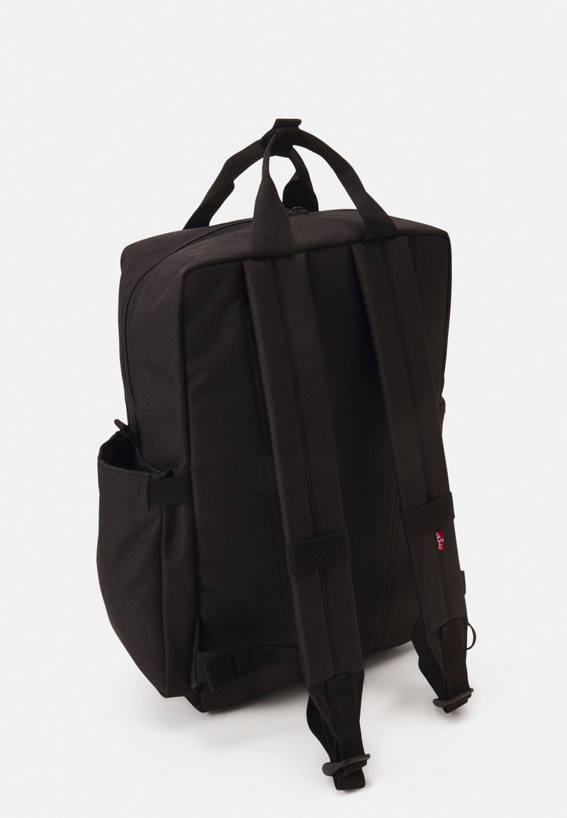 Schwarzer Stoffrucksack mit gepolsterten Trägern, einem Reißverschluss, Seitentaschen und rechteckiger Form. Verfügt über verstärkte Nähte und ein elegantes Design.