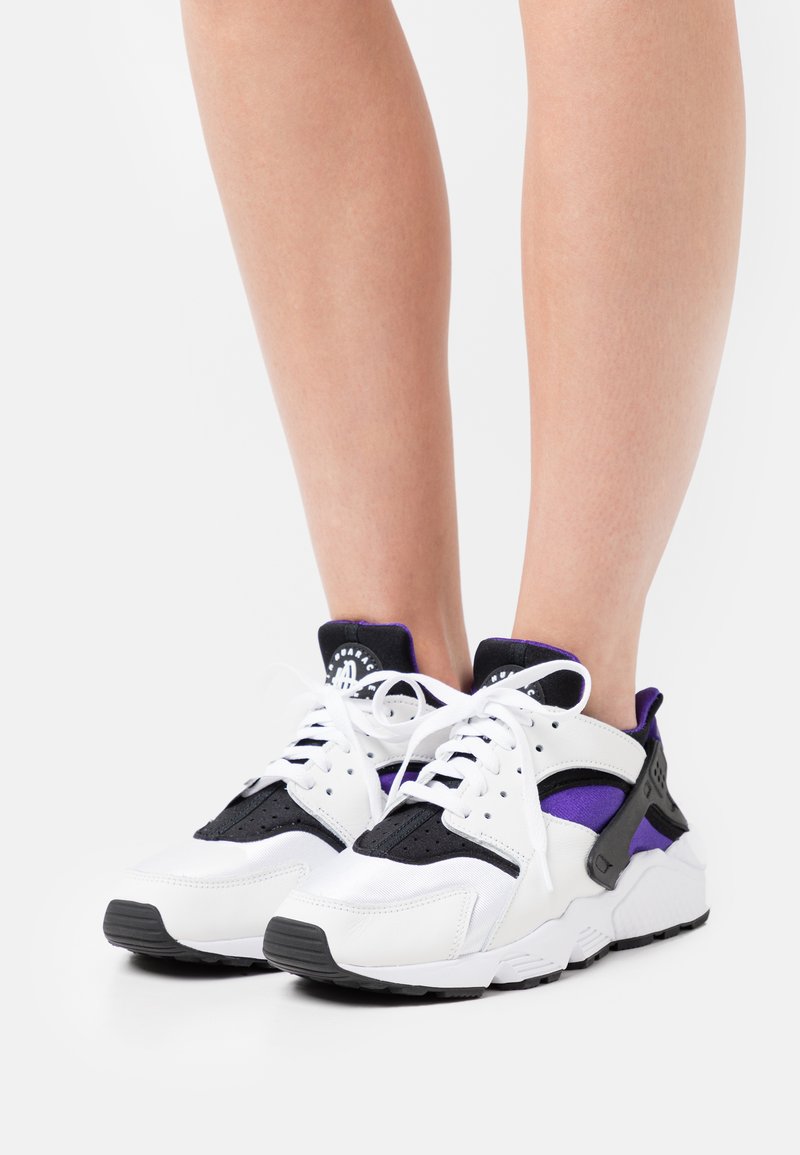Nike Sportswear AIR HUARACHE - Sapatilhas - white/black/electro purple