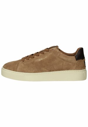 Braune Wildleder-Sneaker mit einer flachen cremefarbenen Gummisohle, abgerundeter Zehenpartie und tonalen Schnürsenkeln. Verfügt über braune Lederakzente an der Ferse und im Logo.