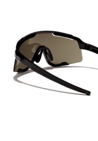 Schwarze Sportsonnenbrille mit aerodynamischem Design, getönten Gläsern, Gumminasenpolstern und schlanken Bügeln. Matte Oberfläche mit reflektierenden Akzenten.