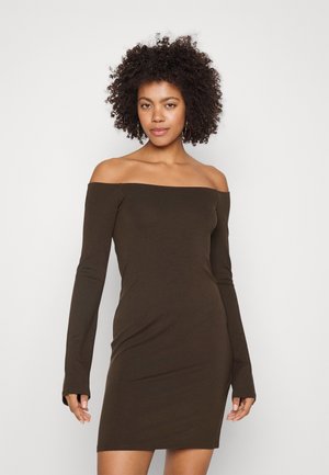 Gina Tricot OFF SHOULDER DRESS - Φόρεμα από ζέρσεϊ - seal brown