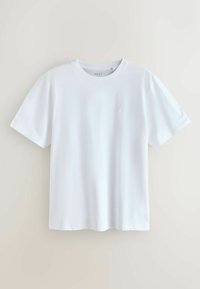 Biela bavlnená tričko s krátkymi rukávmi a okrúhlym výstrihom. Obsahuje malú vyšívanú nášivku na ľavej hrudi. Hladká textúra.
