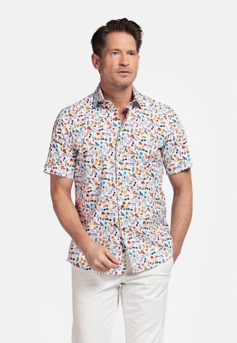 Chemise à manches courtes en tissu blanc, présentant un motif coloré de fruits et de motifs floraux. Texture lisse, design de col classique.