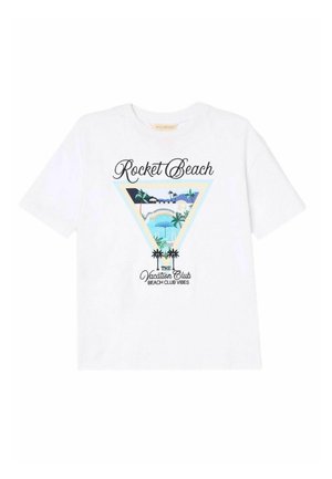 T-shirt blanc avec le texte "Rocket Beach", une scène de plage triangulaire avec des palmiers, des vagues et le texte "The Vacation Club Beach Club Vibes" en dessous.