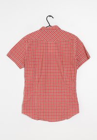 Rotes Kurzarmhemd mit karriertem Muster, ausgestattet mit einem umgeschlagenen Kragen und einem geraden Rückensteg. Hergestellt aus leichtem Stoff.