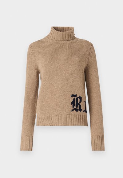 Beige Rollkragenpullover aus strukturiertem Strickstoff mit gerippten Bündchen und Saum, mit einem dunkelblauen stilisierten Buchstaben "R" am unteren Rand.