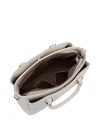Borsa a mano color beige chiaro realizzata in ecopelle, caratterizzata da un design strutturato, doppi manici superiori e un ampio interno con più scomparti.