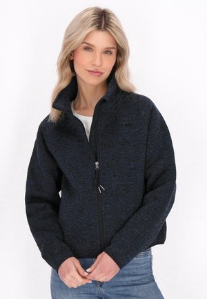 Mustat ja siniset fleece-takit, joissa on korkea kaulus, etuvetoketju ja sivutaskut. Pintakuvioitu kangas, jossa joustavat hihansuut ja helma.