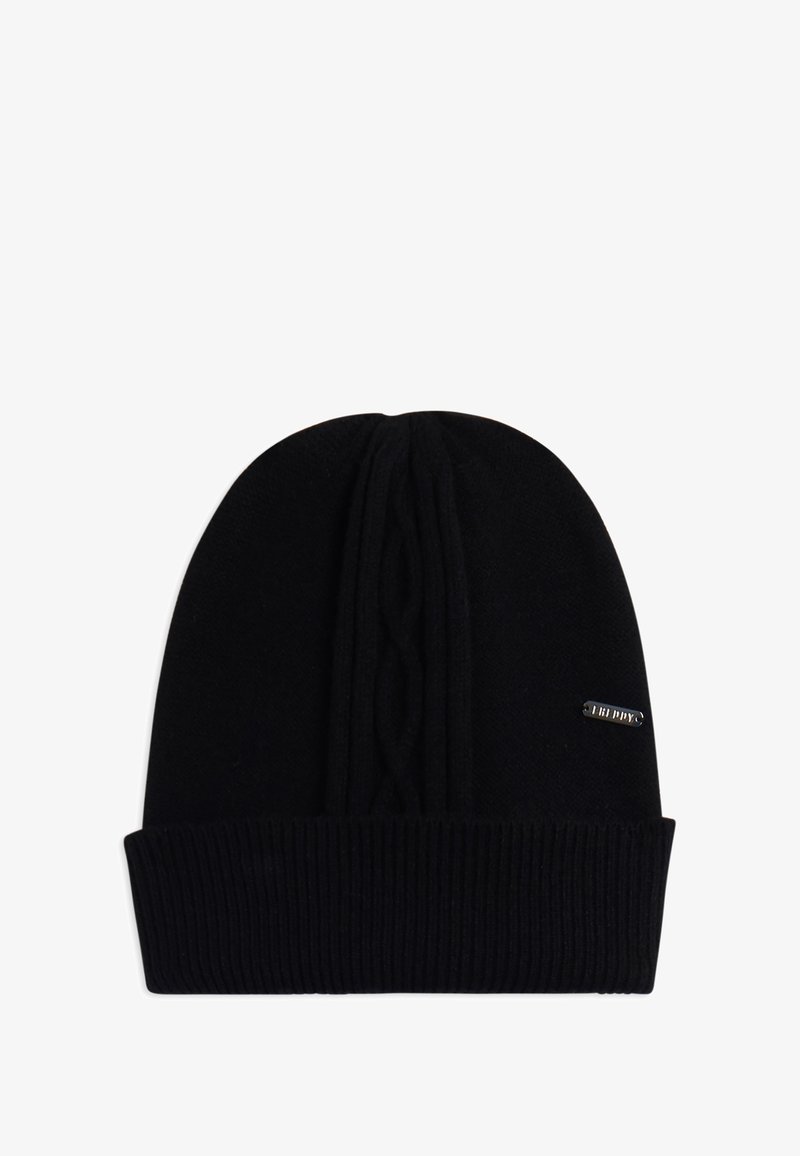 Berretto nero lavorato a maglia con fondo a coste e motivo a treccia sulla parte superiore. Presenta un piccolo dettaglio in metallo. Texture morbida.