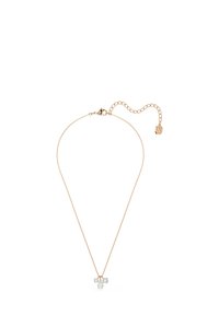 Delikat halskæde i rosaguld med en vedhæng, der har tre klare ædelsten i pære- og rund form.