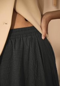 Next PREMIUM ASYMMETRIC TEXTURED REGULAR FIT - Jupe longue - black