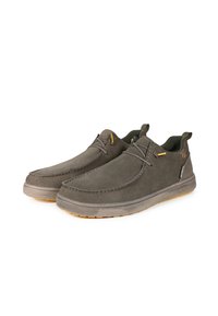 Chaussures slip-on en daim gris avec semelles en caoutchouc, présentant un design mocassins, des accents jaunes contrastants et une languette à l'arrière pour un enfilage facile.