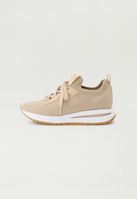 Beige sportieve schoen met een gestructureerde wollen bovenkant, elastische veters, ronde neus en een witte tussenzool met een rubberen buitenzool voor grip.