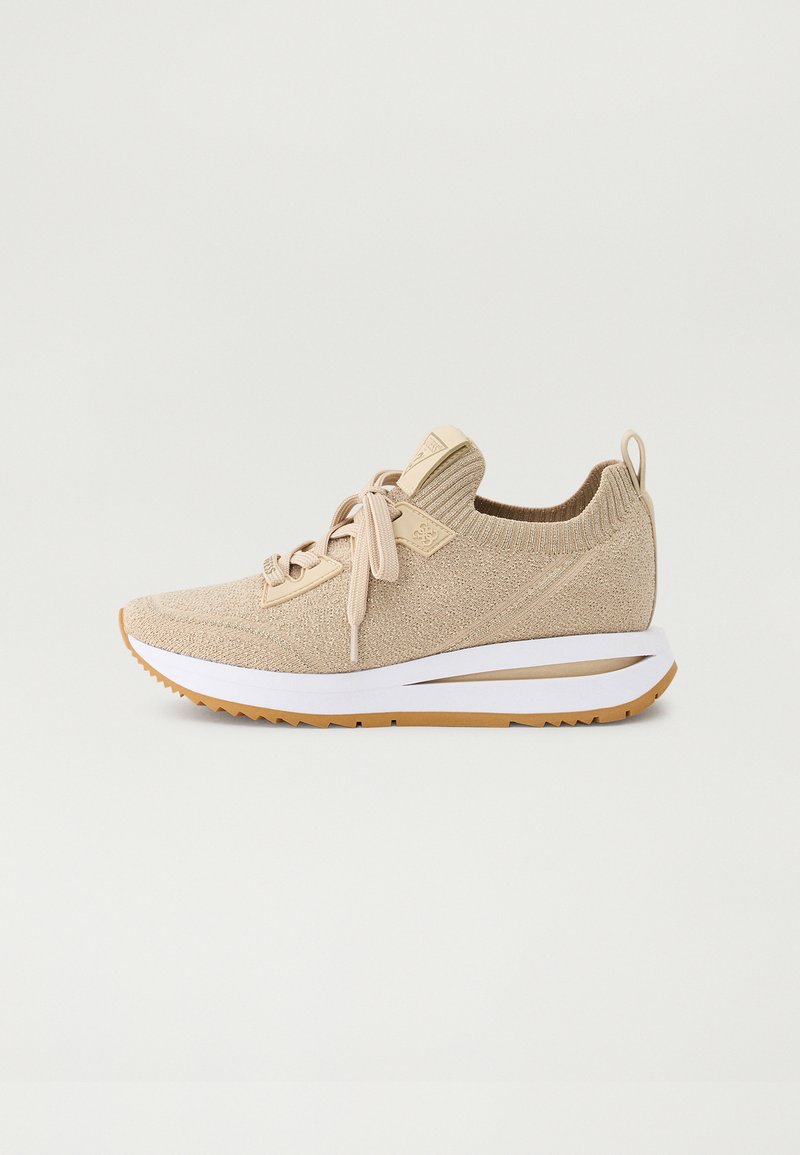 Beige sportieve schoen met een gestructureerde wollen bovenkant, elastische veters, ronde neus en een witte tussenzool met een rubberen buitenzool voor grip.