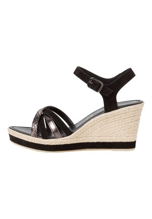 Sort kile-sandal med vævet espadrille-hæl, ankelrem med spænde, og front med flere remme med sorte og skinnende mørkebrune bånd.