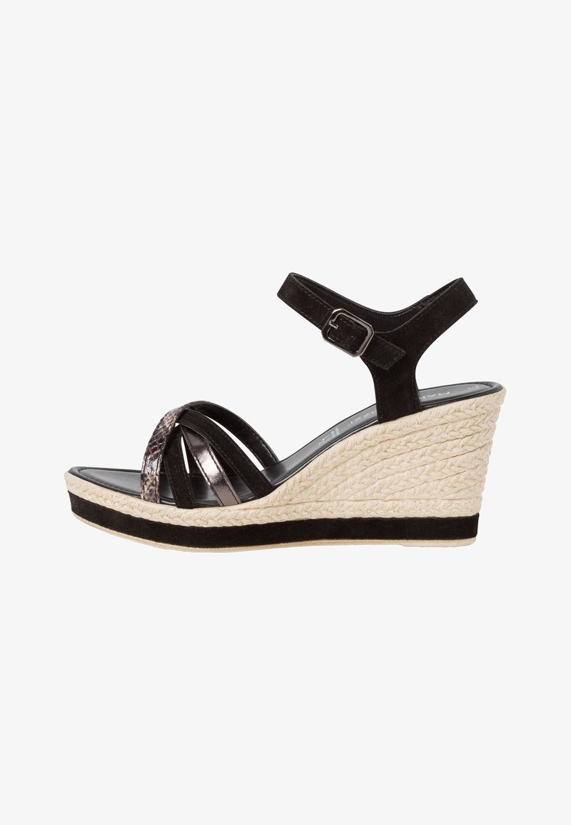 Sandale à semelle compensée noire avec talon espadrille tissé, bride de cheville avec boucle et devant multi-brides avec des bandes noires et brun foncé brillantes.