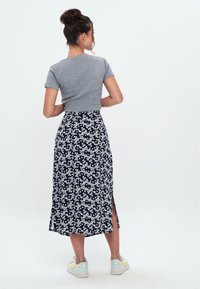 Herita PRINTED LONG SLIT - A-snit nederdel - navy blue