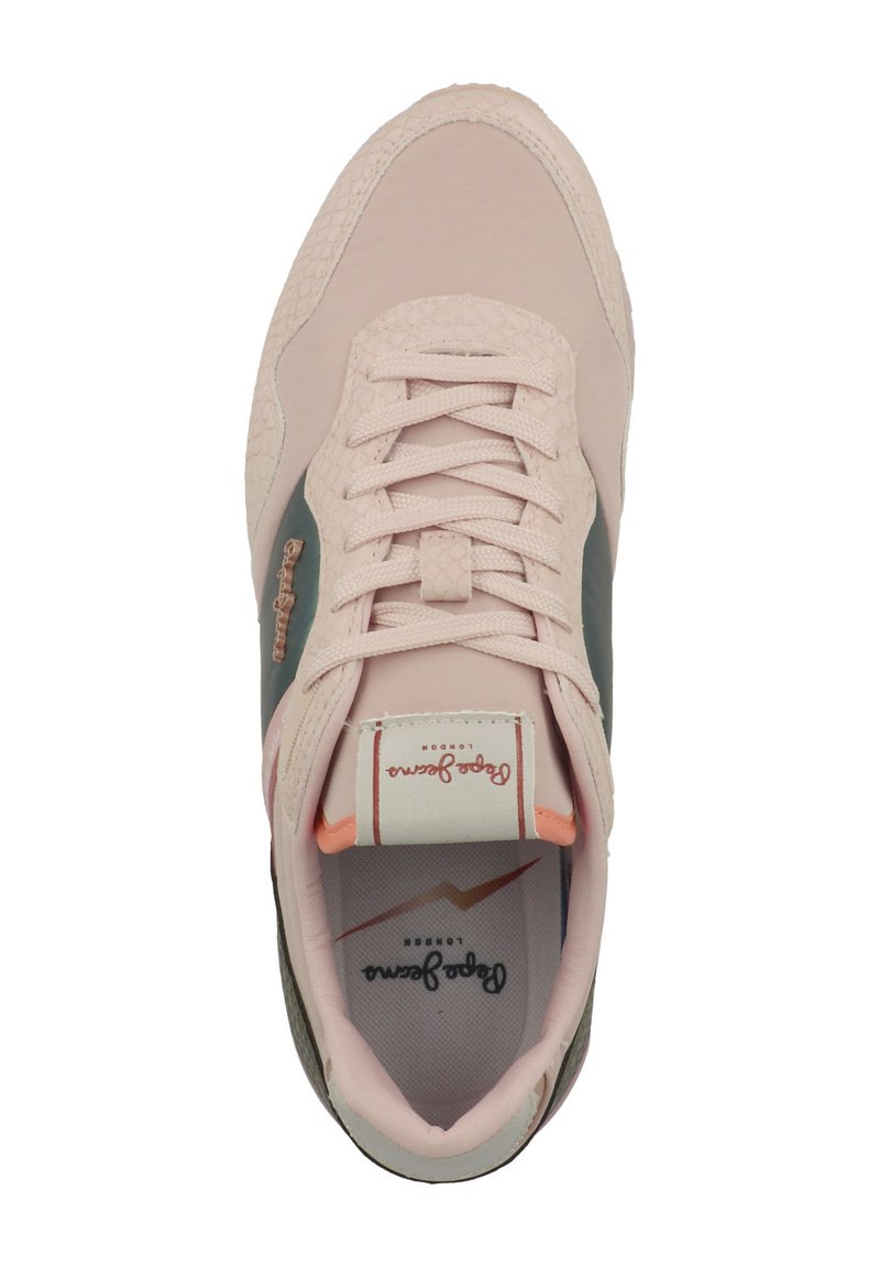 Zapatillas rosa claro con paneles laterales texturizados, diseño con cordones, acentos en verde y naranja contrastantes, y un collar acolchado.