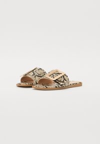 Schuif sandalen met slangenprint, voorzien van een brede band en een rechthoekige gouden gesp als accent, met een platte beige zool.